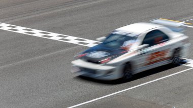 Hareket bulanıklığı çeken yarış arabası hız yolunda, uluslararası pistte yarış pisti geçişi başlangıç ve bitiş çizgisinde yarış arabası başlangıç ve bitiş çizgisinde yarış arabası başlama ve bitiş çizgisinde, hedefleme işi zafer kazandı..