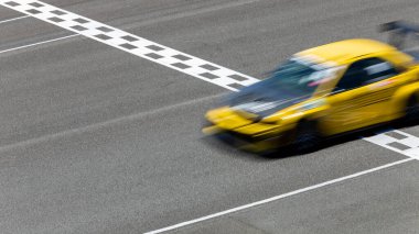 Hareket bulanıklığı çeken yarış arabası hız yolunda, uluslararası pistte yarış pisti geçişi başlangıç ve bitiş çizgisinde yarış arabası başlangıç ve bitiş çizgisinde yarış arabası başlama ve bitiş çizgisinde, hedefleme işi zafer kazandı..