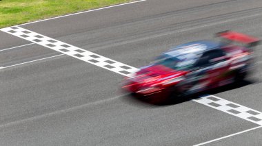 Hareket bulanıklığı çeken yarış arabası hız yolunda, uluslararası pistte yarış pisti geçişi başlangıç ve bitiş çizgisinde yarış arabası başlangıç ve bitiş çizgisinde yarış arabası başlama ve bitiş çizgisinde, hedefleme işi zafer kazandı..