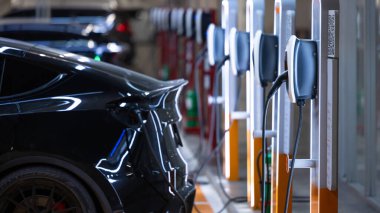 EV şarj aleti ve elektrikli araba şarj istasyonu, şarj için elektrikli araba şarj istasyonu her pil, elektrik motoru için fiş, EV şarj aleti temiz enerji, araba park yeri mağazasında şarj noktası.
