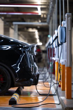 EV şarj aleti ve elektrikli araba şarj istasyonu, şarj için elektrikli araba şarj istasyonu her pil, elektrik motoru için fiş, EV şarj aleti temiz enerji, araba park yeri mağazasında şarj noktası.