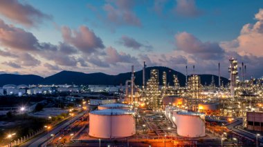 Petrol ve gaz rafinerisi endüstriyel depolama tankı geceleri petrol ve gaz rafinerisi fabrikası, Rafineri petrol ve doğalgaz enerji endüstrisi, petrol ve gaz rafinerisi petrokimyasal ürün fabrikası boru hattı çeliği.
