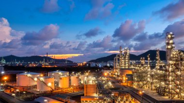 Petrol ve gaz rafinerisi endüstriyel depolama tankı geceleri petrol ve gaz rafinerisi fabrikası, Rafineri petrol ve doğalgaz enerji endüstrisi, petrol ve gaz rafinerisi petrokimyasal ürün fabrikası boru hattı çeliği.