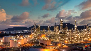 Petrol ve gaz rafinerisi endüstriyel depolama tankı geceleri petrol ve gaz rafinerisi fabrikası, Rafineri petrol ve doğalgaz enerji endüstrisi, petrol ve gaz rafinerisi petrokimyasal ürün fabrikası boru hattı çeliği.