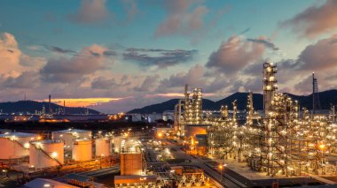 Petrol ve gaz rafinerisi endüstriyel depolama tankı geceleri petrol ve gaz rafinerisi fabrikası, Rafineri petrol ve doğalgaz enerji endüstrisi, petrol ve gaz rafinerisi petrokimyasal ürün fabrikası boru hattı çeliği.