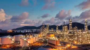Petrol ve gaz rafinerisi endüstriyel depolama tankı geceleri petrol ve gaz rafinerisi fabrikası, Rafineri petrol ve doğalgaz enerji endüstrisi, petrol ve gaz rafinerisi petrokimyasal ürün fabrikası boru hattı çeliği.
