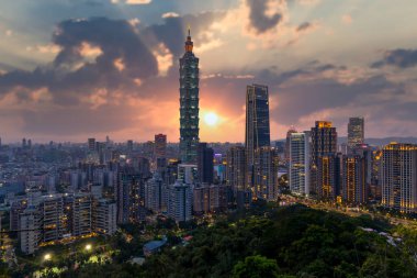 Taipei City gökdeleni ve gökdelen mimarisi, Tayvan, Taipei gökdelen binası geceleri aydınlık, Xinyi, Taipei, Tayvan, Asya, güzel tarihi Tayvan.