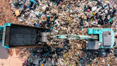 Hava manzaralı çöp yığını, çöplükteki çöp yığını, çöp yığını, kamyon çöplüğü ve çöplük atık depolama tesisi, küresel ısınma.