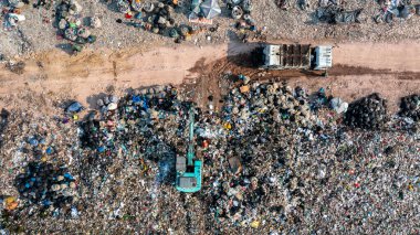 Hava manzaralı çöp yığını, çöplükteki çöp yığını, çöp yığını, kamyon çöplüğü ve çöplük atık depolama tesisi, küresel ısınma.