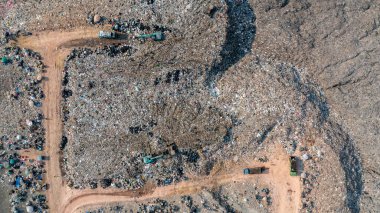 Hava manzaralı çöp yığını, çöplükteki çöp yığını, çöp yığını, kamyon çöplüğü ve çöplük atık depolama tesisi, küresel ısınma.