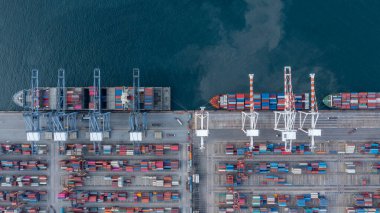 Konteynır kargo gemisi global lojistik ihracat ihracat taşımacılığı, konteyner kargo nakliye sevkiyatı uluslararası, konteyner kargo gemisiyle endüstriyel ticari lojistik nakliyat.