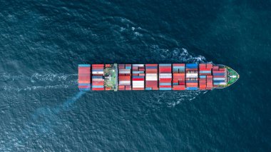 Konteynır kargo gemisi global lojistik ihracat ihracat taşımacılığı, konteyner kargo nakliye sevkiyatı uluslararası, konteyner kargo gemisiyle endüstriyel ticari lojistik nakliyat.