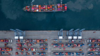 Konteynır kargo gemisi global lojistik ihracat ihracat taşımacılığı, konteyner kargo nakliye sevkiyatı uluslararası, konteyner kargo gemisiyle endüstriyel ticari lojistik nakliyat.