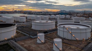 Petrol ve doğalgaz depolama deposu, lojistik sanayi santrali, iş lojistik petrol ve gaz depolama tankı kimyasal petrol petrol rafinerisi endüstriyel rafineri ürünü.
