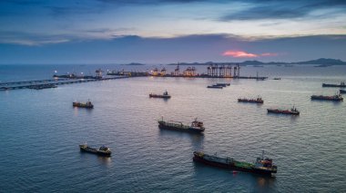Petrol ve doğalgaz tankeri sanayi taşımacılığı lojistik petrol ve gaz rafinerisi, petrol ve gaz tanker gemisi endüstriyel iş taşımacılığı lojistik rafinerisi tanker gemisi.
