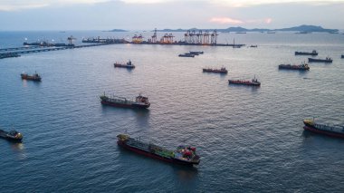 Petrol ve doğalgaz tankeri sanayi taşımacılığı lojistik petrol ve gaz rafinerisi, petrol ve gaz tanker gemisi endüstriyel iş taşımacılığı lojistik rafinerisi tanker gemisi.