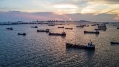 Hava görüntüsü endüstriyel petrol ve gaz tankeri nakliye lojistik petrol ve gaz rafinerisi, sanayi petrol ve doğalgaz tankeri gemisi küresel iş lojistik rafinerisi.