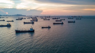 Hava görüntüsü endüstriyel petrol ve gaz tankeri nakliye lojistik petrol ve gaz rafinerisi, sanayi petrol ve doğalgaz tankeri gemisi küresel iş lojistik rafinerisi.
