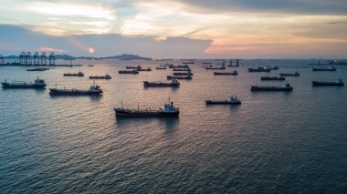 Hava görüntüsü endüstriyel petrol ve gaz tankeri nakliye lojistik petrol ve gaz rafinerisi, sanayi petrol ve doğalgaz tankeri gemisi küresel iş lojistik rafinerisi.