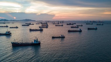 Hava görüntüsü endüstriyel petrol ve gaz tankeri nakliye lojistik petrol ve gaz rafinerisi, sanayi petrol ve doğalgaz tankeri gemisi küresel iş lojistik rafinerisi.
