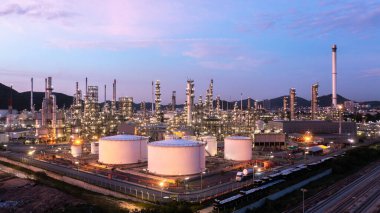 Petrol ve gaz rafinerisi, petrol ve gaz rafinerisi fabrikası, petrol ve doğalgaz endüstrisi depolama tankı rafinerisi fabrikası, endüstriyel petrol rafinerisi petrol ve gaz rafinerisi, enerji ve enerji üretimi..