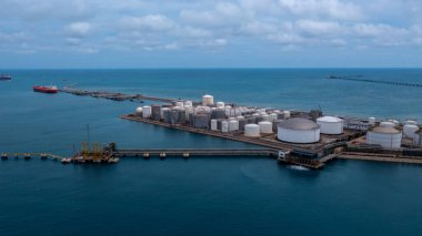 Aerial view petrol ve gaz tankeri petrol depolama terminali petrol rafinerisi ürünü, Global Business enerji tankeri lojistik taşımacılık petrol endüstrisi petrol ve gaz tanker gemisiyle.