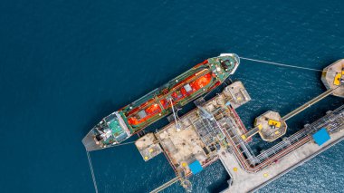 Aerial view petrol ve gaz tankeri petrol depolama terminali petrol rafinerisi ürünü, Global Business enerji tankeri lojistik taşımacılık petrol endüstrisi petrol ve gaz tanker gemisiyle.