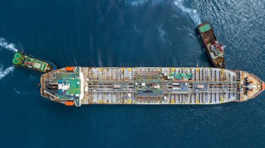Aerial view petrol tankeri petrol depolama terminali petrol rafinerisi ürünü, Global Business enerji tankeri lojistik taşımacılık petrol endüstrisi petrol yakıtları tanker gemisiyle.