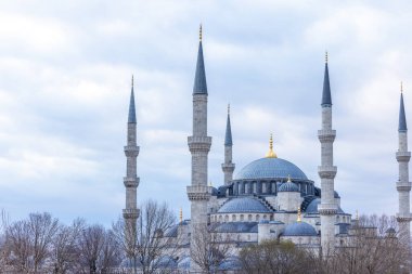 Sultanahmet Meydanı, İstanbul, Türkiye 'deki Sultanahmet Meydanı' ndaki Mavi Cami Camii, İstanbul Sultanahmet Meydanı 'nın popüler turistik merkezi, Mavi Cami veya Sultan Ahmed Camii, Türkiye.
