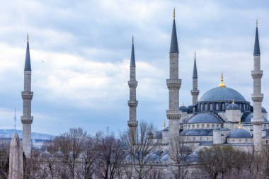 Sultanahmet Meydanı, İstanbul, Türkiye 'deki Sultanahmet Meydanı' ndaki Mavi Cami Camii, İstanbul Sultanahmet Meydanı 'nın popüler turistik merkezi, Mavi Cami veya Sultan Ahmed Camii, Türkiye.