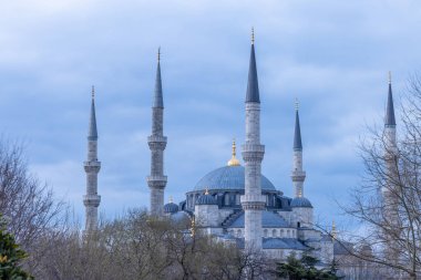Sultanahmet Meydanı, İstanbul, Türkiye 'deki Sultanahmet Meydanı' ndaki Mavi Cami Camii, İstanbul Sultanahmet Meydanı 'nın popüler turistik merkezi, Mavi Cami veya Sultan Ahmed Camii, Türkiye.