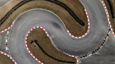 Havadan izleme yarışı go-kart pisti, araba yarışı üst görünümü, araba yarışı asfaltı ve eğri sokak pisti, Go-kart turlama yarışı pisti.