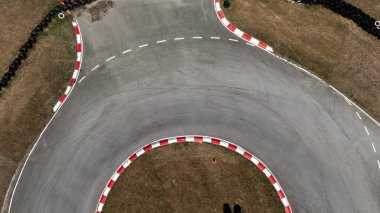 Havadan izleme yarışı go-kart pisti, araba yarışı üst görünümü, araba yarışı asfaltı ve eğri sokak pisti, Go-kart turlama yarışı pisti.