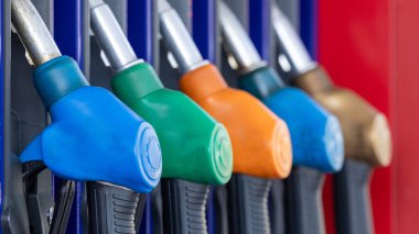 Benzin istasyonunda benzin bidonu, benzin istasyonunda benzin pompası benzin bidonu, pompalı tüfek yakıt enjektörü..