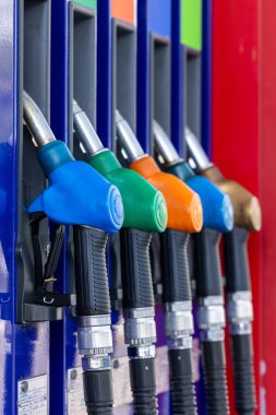 Benzin istasyonunda benzin bidonu, benzin istasyonunda benzin pompası benzin bidonu, pompalı tüfek yakıt enjektörü..