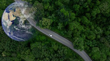 EV elektrikli araç orta yeşil ağaç orman yolu dünya gezegeni, EV elektrikli araç alternatif sürdürülebilir enerji eko gücü, yeşil iş ekosistemi ortamı.