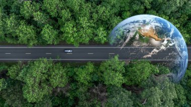 EV elektrikli araç orta yeşil ağaç orman yolu dünya gezegeni, EV elektrikli araç alternatif sürdürülebilir enerji eko gücü, yeşil iş ekosistemi ortamı.