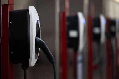 EV şarj istasyonu elektrikli araba şarj istasyonu, şarj istasyonu EV pili için elektrik aküsü, elektrik motoru için fişi, EV şarj aleti temiz enerji, araba park yerinde şarj noktası.