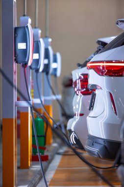 EV şarj istasyonu elektrikli araba, elektrikli araba şarj istasyonu şarj istasyonu her pil, elektrik motorlu araç fişi, EV şarj aleti temiz enerji, araba parkı alışveriş merkezindeki şarj noktası.