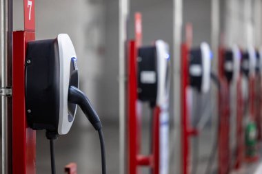 EV şarj istasyonu elektrikli araba, elektrikli araba şarj istasyonu şarj istasyonu her pil, elektrik motorlu araç fişi, EV şarj aleti temiz enerji, araba parkı alışveriş merkezindeki şarj noktası.
