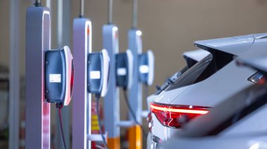 EV şarj istasyonu elektrikli araba, elektrikli araba şarj istasyonu şarj istasyonu her pil, elektrik motorlu araç fişi, EV şarj aleti temiz enerji, araba parkı alışveriş merkezindeki şarj noktası.