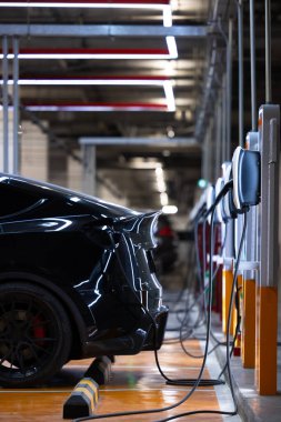 EV şarj istasyonu elektrikli araba, elektrikli araba şarj istasyonu şarj istasyonu her pil, elektrik motorlu araç fişi, EV şarj aleti temiz enerji, araba parkı alışveriş merkezindeki şarj noktası.