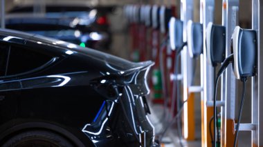 EV şarj istasyonu elektrikli araba, elektrikli araba şarj istasyonu şarj istasyonu her pil, elektrik motorlu araç fişi, EV şarj aleti temiz enerji, araba parkı alışveriş merkezindeki şarj noktası.