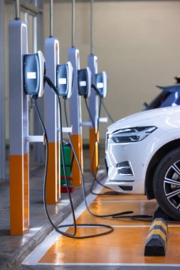 EV şarj istasyonu elektrikli araba, elektrikli araba şarj istasyonu şarj istasyonu her pil, elektrik motorlu araç fişi, EV şarj aleti temiz enerji, araba parkı alışveriş merkezindeki şarj noktası.