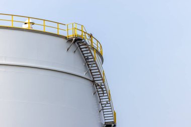 Petrol ve gaz rafinerisi sanayi bölgesinde petrol depolama tankı, işletme endüstriyel depolama tankı petrol ve gaz rafinerisi, ham petrol depolama şirketi enerji lojistiği ve ulaşım,