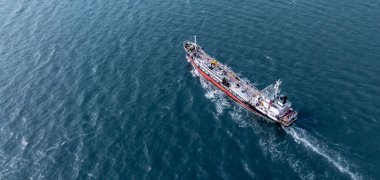 Açık denizde petrol tankeri gemisinin hava görüntüsü, Deniz taşımacılığı ve enerji lojistiği, petrol tankeri gemisi küresel enerji nakliyesi, petrol tankeri gemisiyle küresel enerji lojistik endüstrisi.