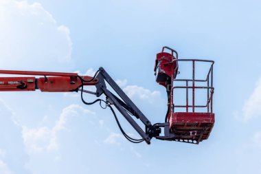 Articulate boom lift with blue sky background, Aerial platform lift teleskopik boom lift hydroulic boom lift, Mobil inşaat vinç, İnşaat patlama asansörleri