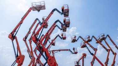 Articulate boom lift with blue sky background, Aerial platform lift teleskopik boom lift hydroulic boom lift, Mobil inşaat vinç, İnşaat patlama asansörleri