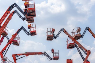 Articulate boom lift with blue sky background, Aerial platform lift teleskopik boom lift hydroulic boom lift, Mobil inşaat vinç, İnşaat patlama asansörleri