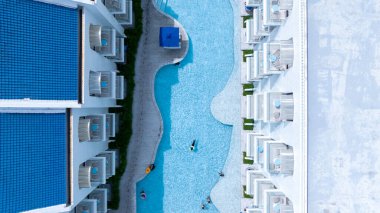 Havuzu olan lüks otelin havuz manzarası, yaz manzaralı havuz mavisi su, tatil zamanlarında dinlenmek için güneşli bir günde otel odasında yüzme havuzu..